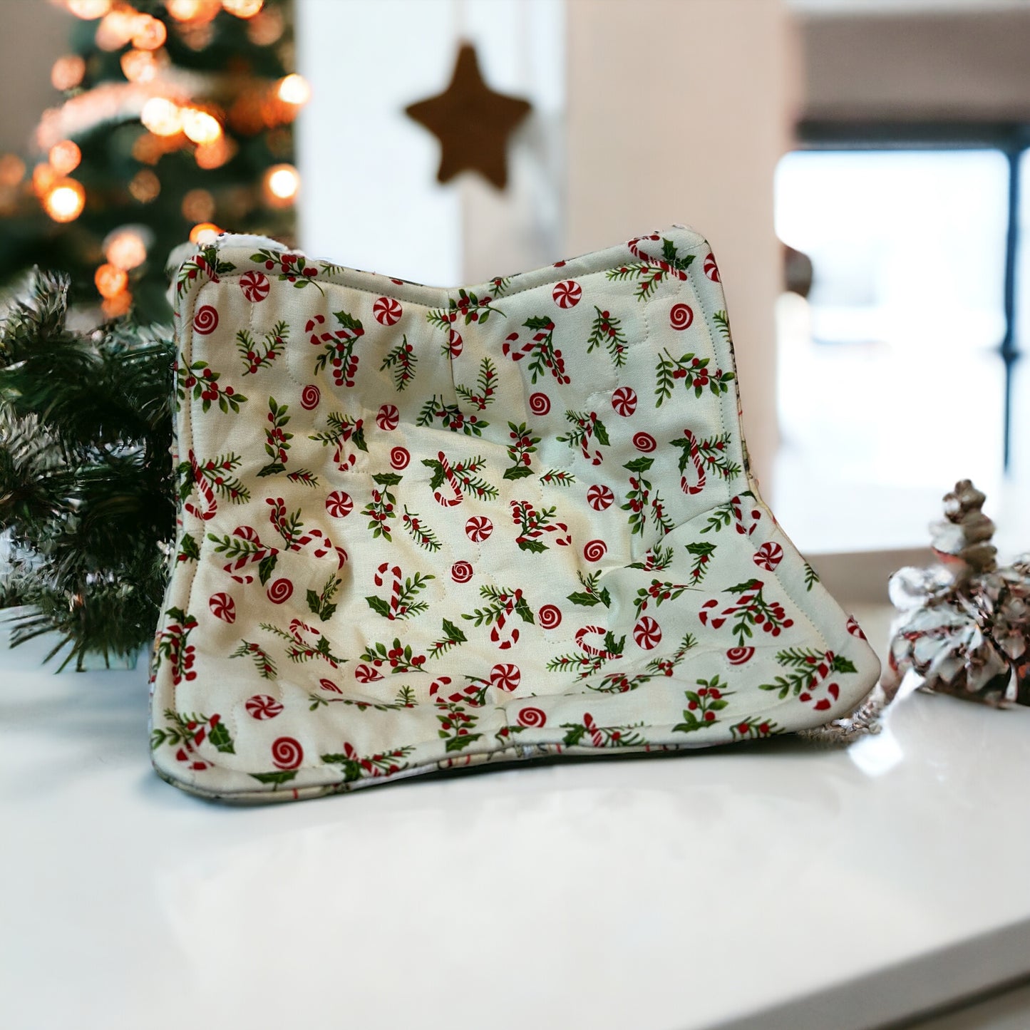 Soup bowl cozy for microwave made with 100% cotton fabric. Featuring vintage Santa and Snowman print fabric and Pellon Wrap and Zap batting. Sewn with cotton thread this Soup Bowl Hug can be used in the Microwave.
