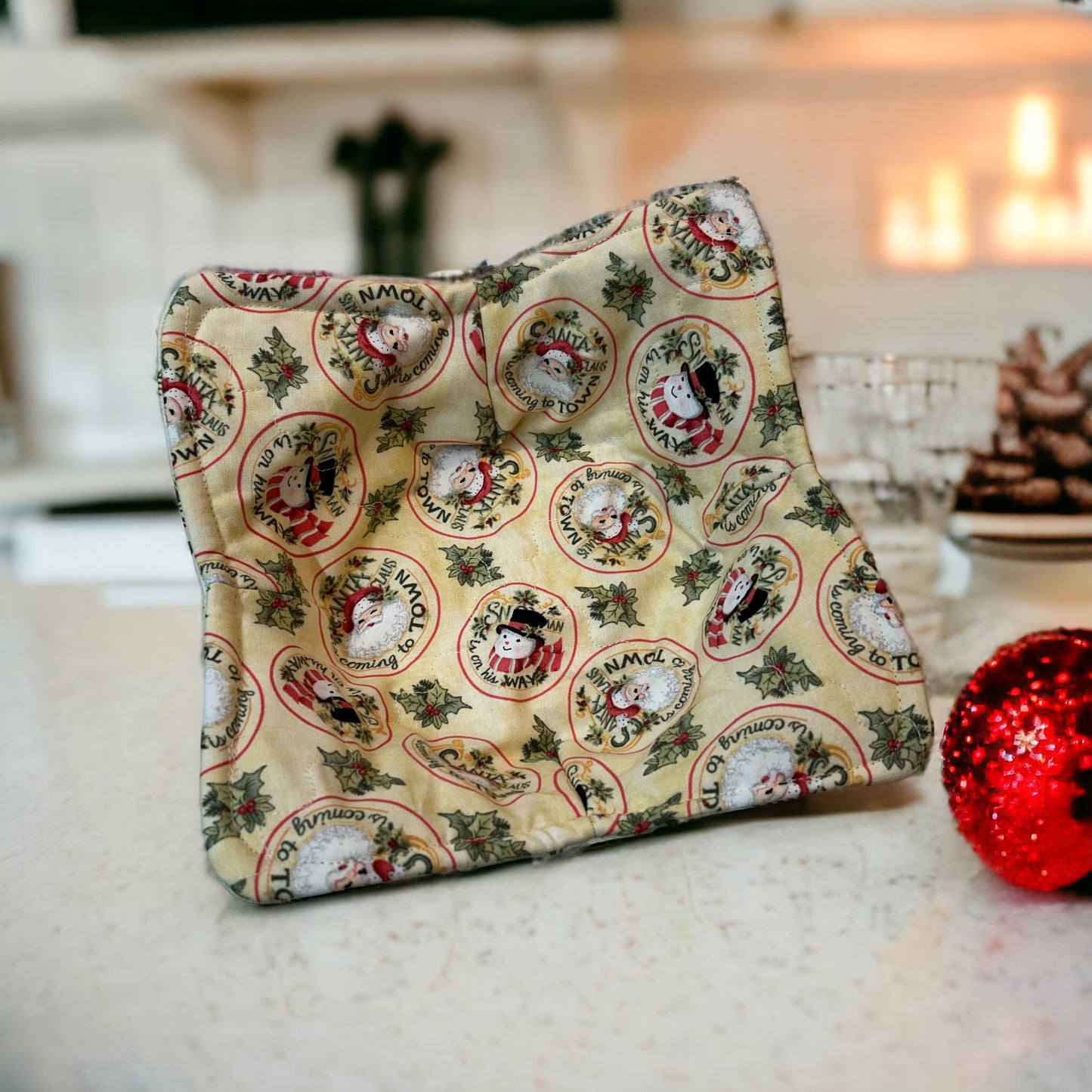 Soup bowl cozy for microwave made with 100% cotton fabric. Featuring vintage Santa and Snowman print fabric and Pellon Wrap and Zap batting. Sewn with cotton thread this Soup Bowl Hug can be used in the Microwave.