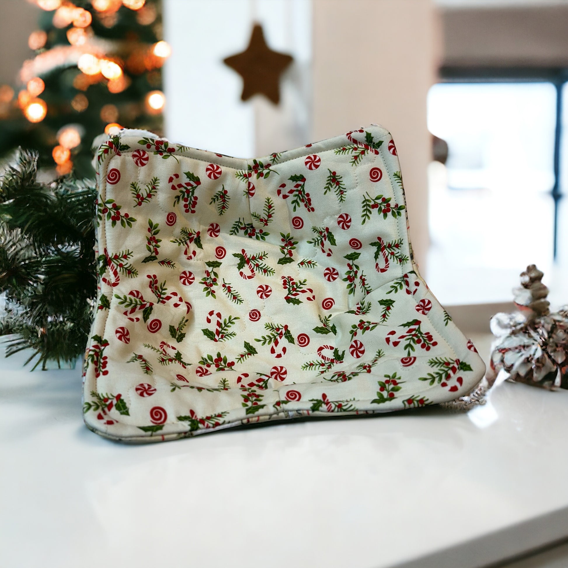 Soup bowl cozy for microwave made with 100% cotton fabric. Featuring vintage Santa and Snowman print fabric and Pellon Wrap and Zap batting. Sewn with cotton thread this Soup Bowl Hug can be used in the Microwave.