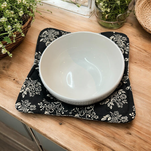 Handmade Black Floral Microwave Bowl Cozy – 100% Cotton, Ideal for Hot Soup Comfort