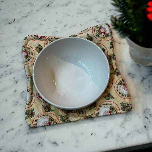 Soup bowl cozy for microwave made with 100% cotton fabric. Featuring vintage Santa and Snowman print fabric and Pellon Wrap and Zap batting. Sewn with cotton thread this Soup Bowl Hug can be used in the Microwave. 