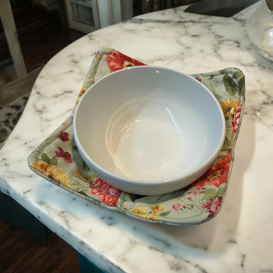 Washable and reversible, these super handy cotton soup bowl huggers are a fantastic addition to your kitchen. Handmade in Canada with quilt cotton, cotton thread and Pellon Wrap and Zap Batting. Soup bowl cozies make great house warming gifts and stocking stuffers. Shop your favorite color today and be sure to follow along on the Home Stitchery Decor YouTube Channel.