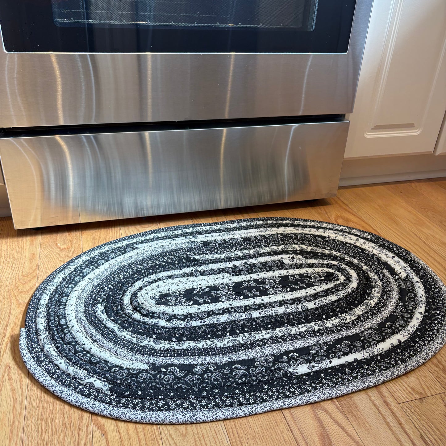 Black & Cream Jelly Roll Rug – 30.5 x 20 Inch Oval Handmade Cotton Kitchen Rug | Washable Farmhouse Floor Rug