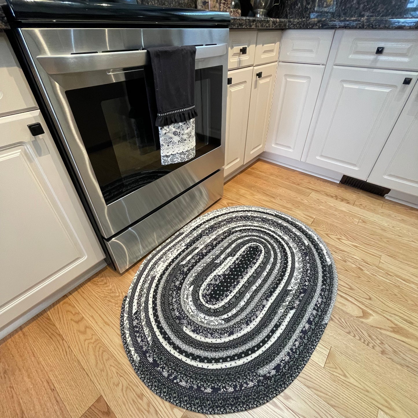 Black and Cream Kitchen Accent Rug Washable Cotton Rug For Bedside or Bathroom
