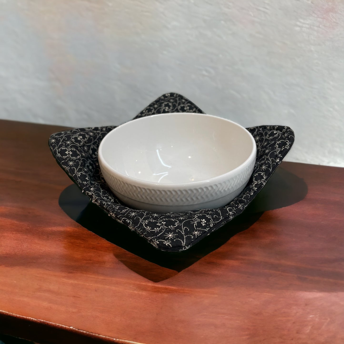 Black and Cream Microwave Soup Bowl Cozy