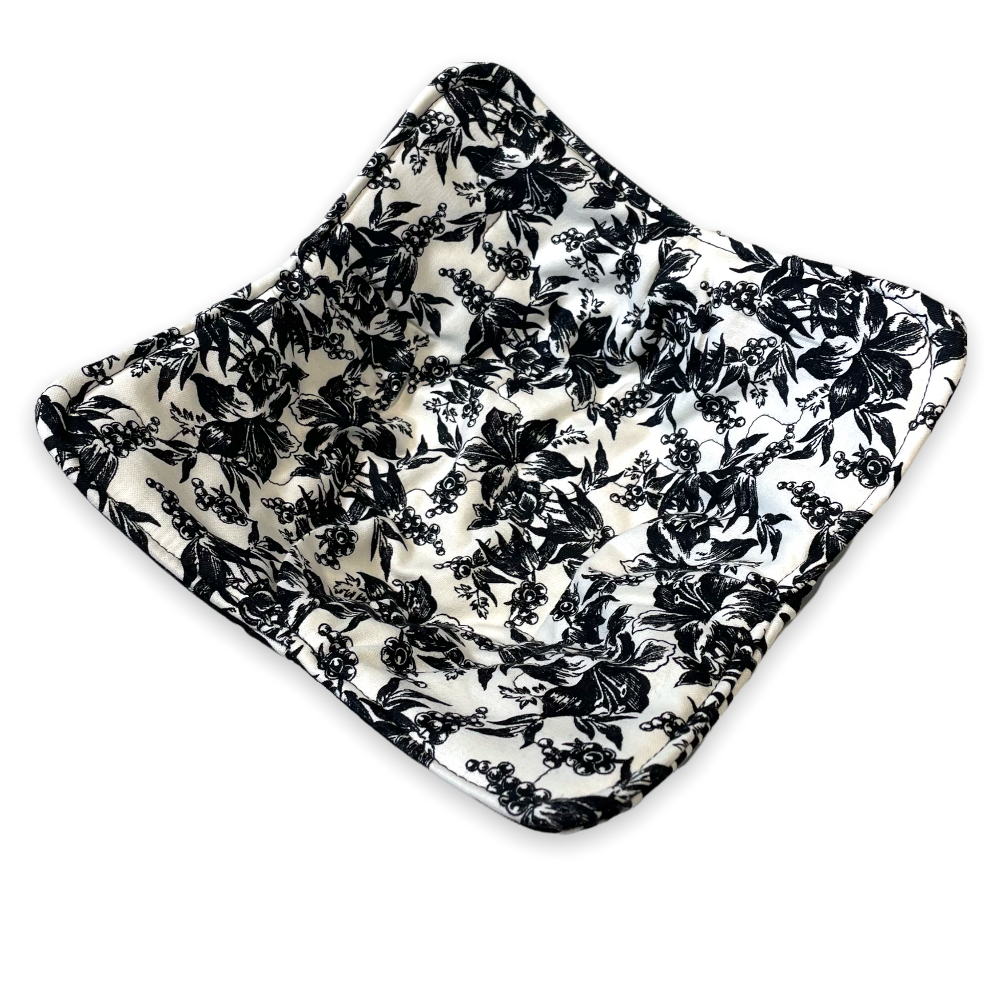 Washable and reversible, these super handy cotton soup bowl huggers are a fantastic addition to your kitchen. Handmade in Canada with quilt cotton, cotton thread and Pellon Wrap and Zap Batting. Soup bowl cozies make great house warming gifts and stocking stuffers. Shop your favorite color today and be sure to follow along on the Home Stitchery Decor YouTube Channel.