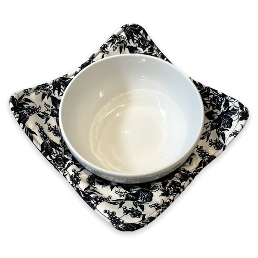 Washable and reversible, these super handy cotton soup bowl huggers are a fantastic addition to your kitchen. Handmade in Canada with quilt cotton, cotton thread and Pellon Wrap and Zap Batting. Soup bowl cozies make great house warming gifts and stocking stuffers. Shop your favorite color today and be sure to follow along on the Home Stitchery Decor YouTube Channel.