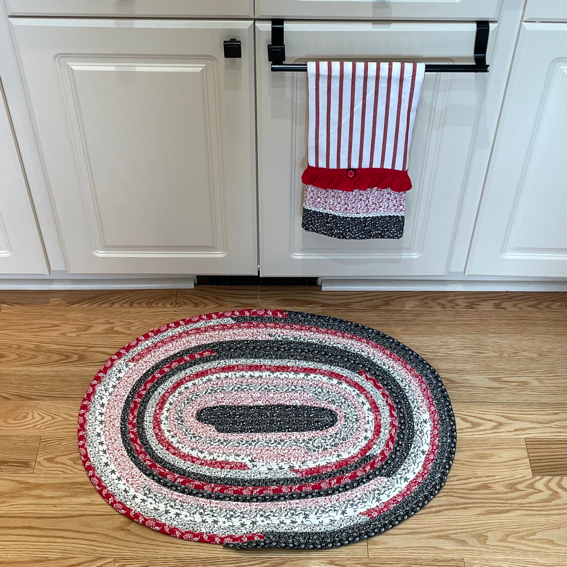 Red white and black flower print rug. Washable kitchen accent rug made with quality quilting cotton and cotton/poly fill. Part of a mix and match collection of coordinated modern farmhouse kitchen decor. Shop the entire catalogue or follow along on the Home Stitchery Decor YouTube Channel.