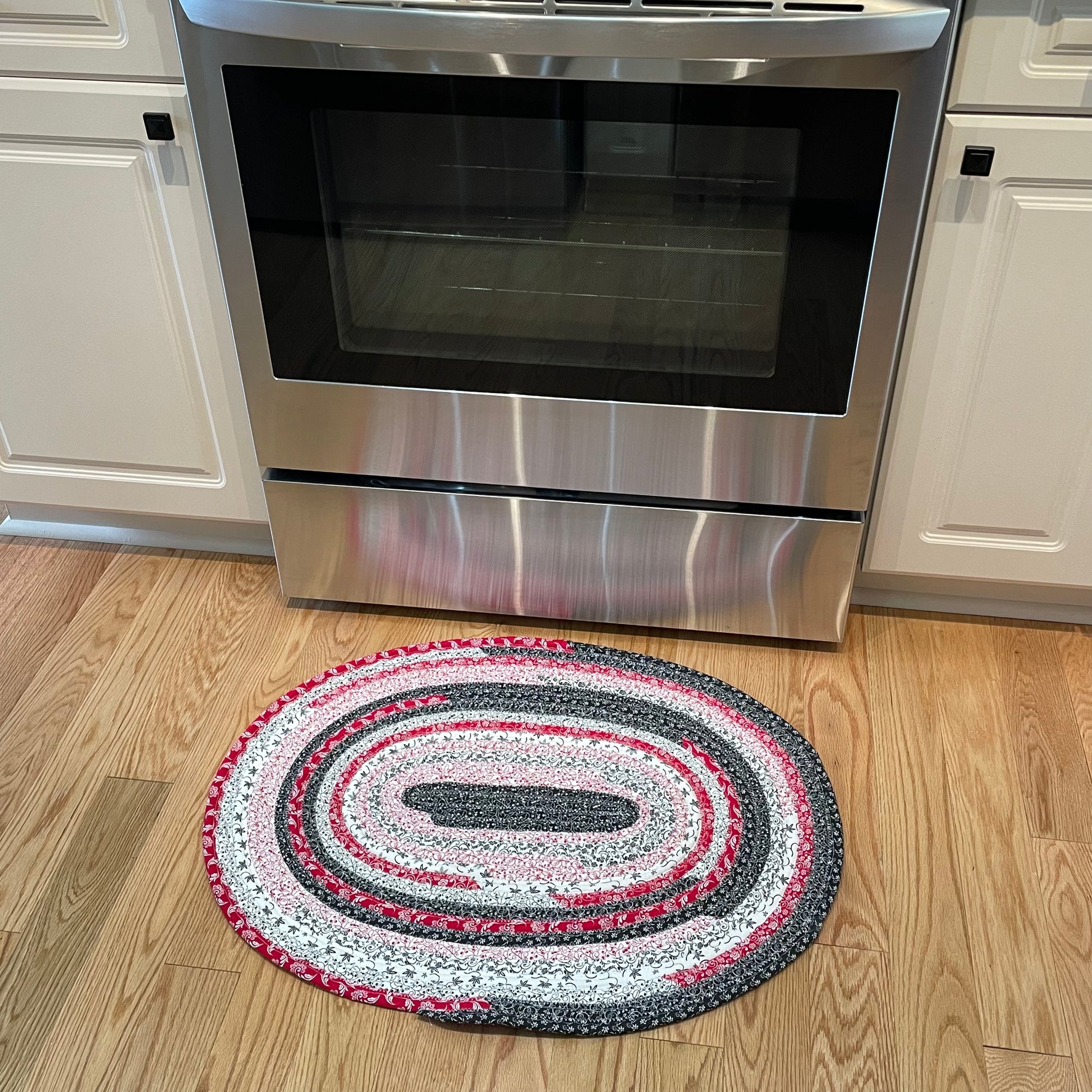 Red white and black flower print rug. Washable kitchen accent rug made with quality quilting cotton and cotton/poly fill. Part of a mix and match collection of coordinated modern farmhouse kitchen decor. Shop the entire catalogue or follow along on the Home Stitchery Decor YouTube Channel.